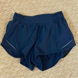 lululemon hotty hot low rise 2.5 navy shorts